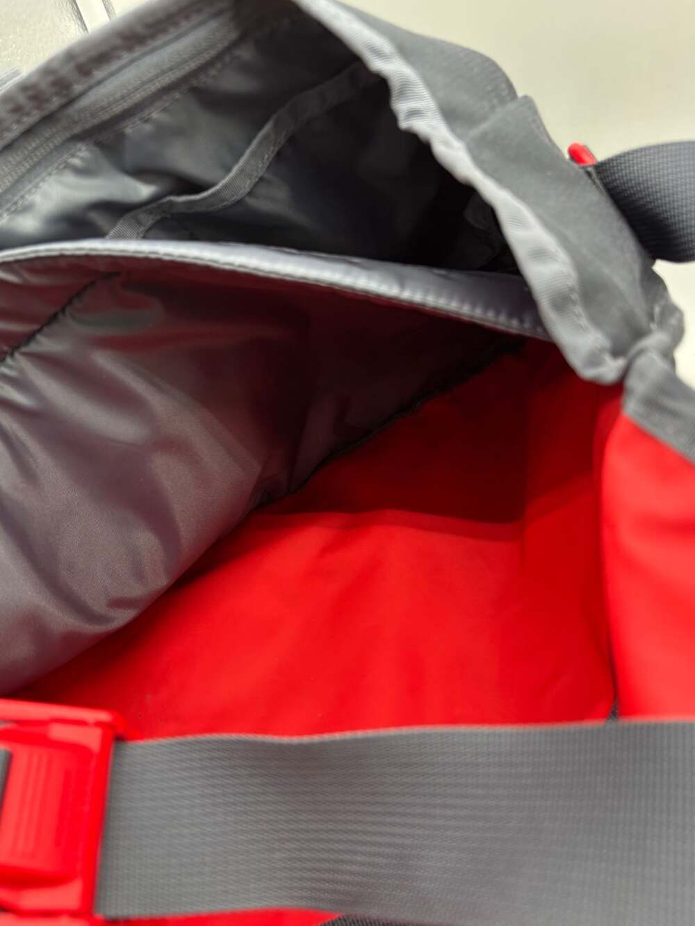 Timbuk2 Classic Messenger Bag Medium Black/Red - Picture 11 of 16